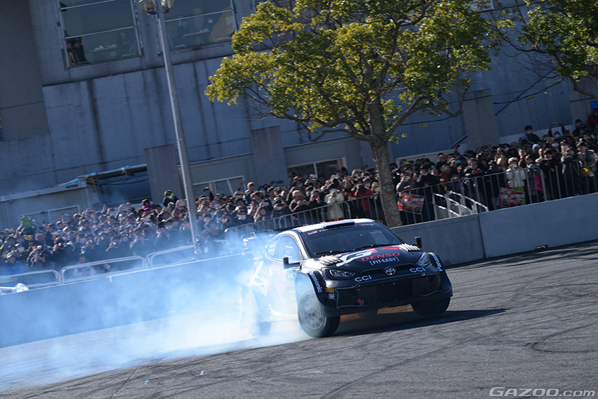東京オートサロン2024 TGRのラリーカーのデモランで勝田貴元選手がGR ヤリス ラリー2をデモラン