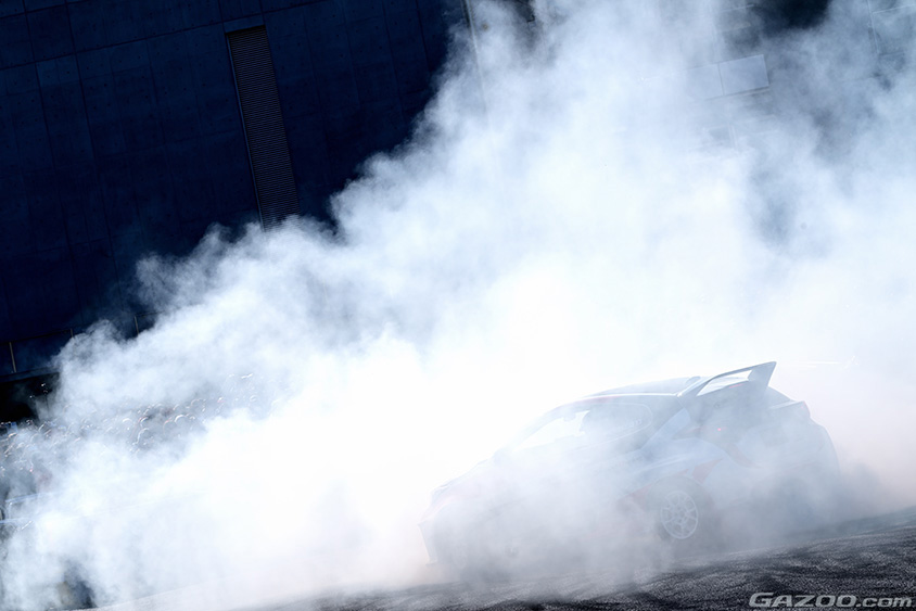 東京オートサロン2024 TGRのラリーカーのデモランで白煙に包まれるGRヤリス