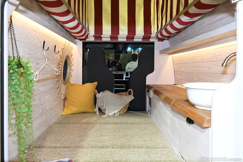 ブローの「ファニーライダー」のキャンピングカー仕様のインテリア