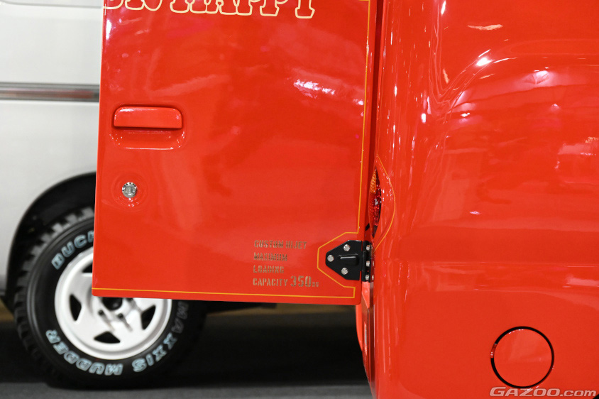 ブローの「ファニーライダー」の観音開きのドアには運転席周りのドアのパーツを利用