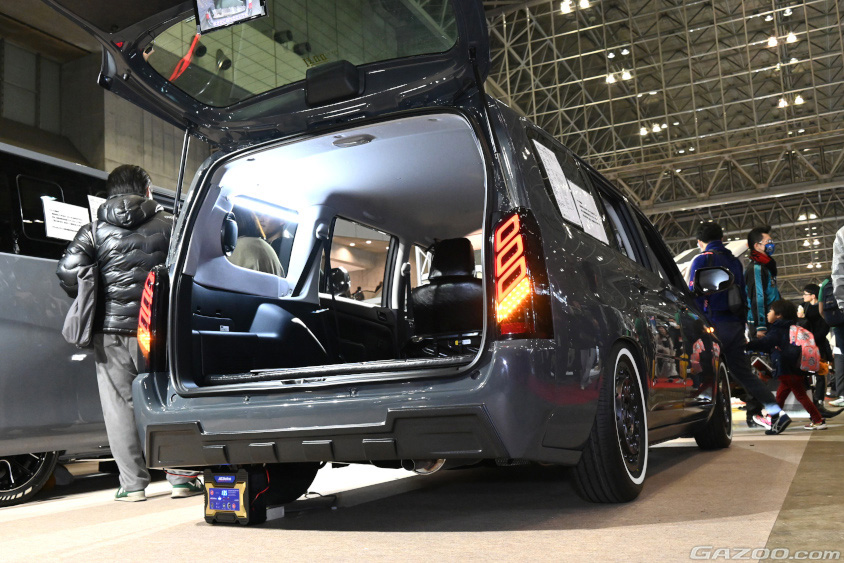 威風（IFUU）のトヨタ・プロボックスのリア