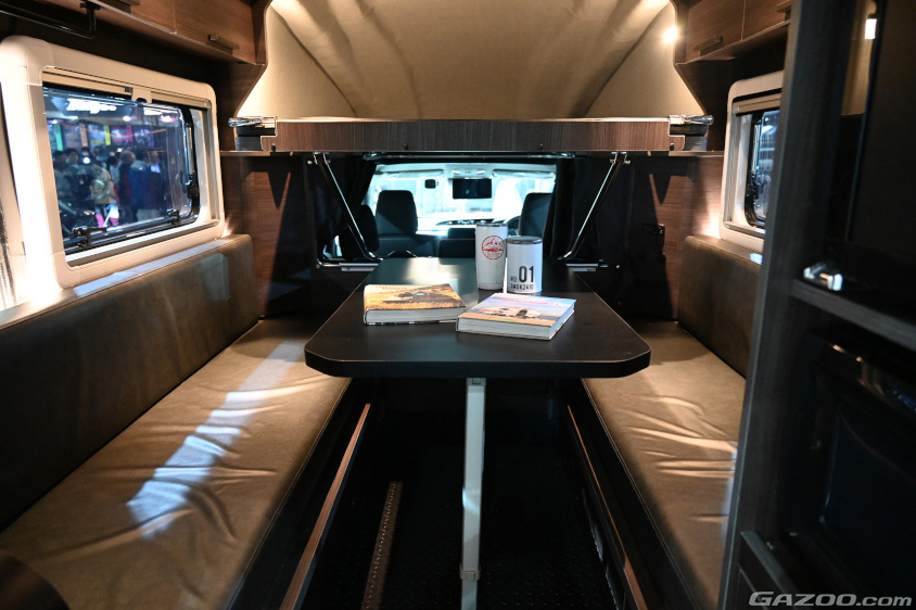 トヨタ・ハイラックスをベースにした車中泊仕様「BR75-B」の室内。上部のバンク部分にも大人2名が寝ることができる