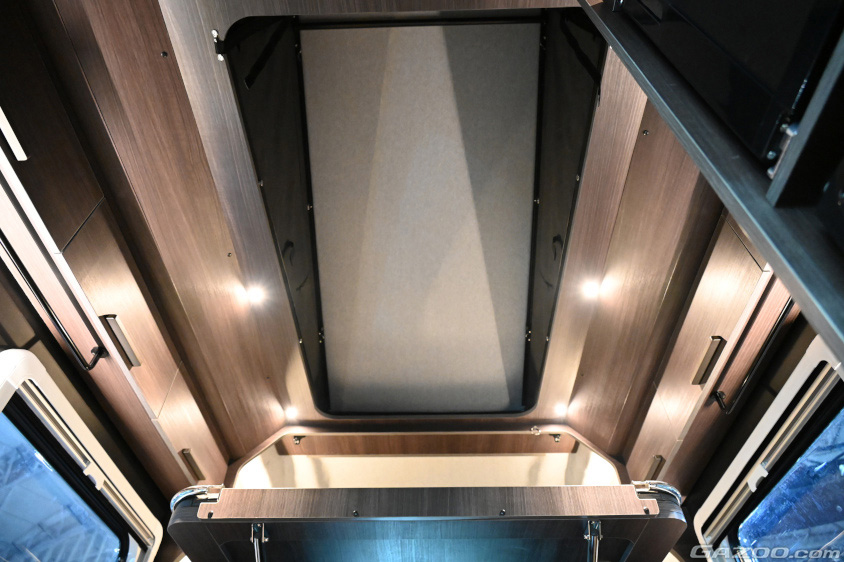 トヨタ・ハイラックスをベースにした車中泊仕様「BR75-B」は室内ルーフをポップアップすれば大人が立つのも余裕だ