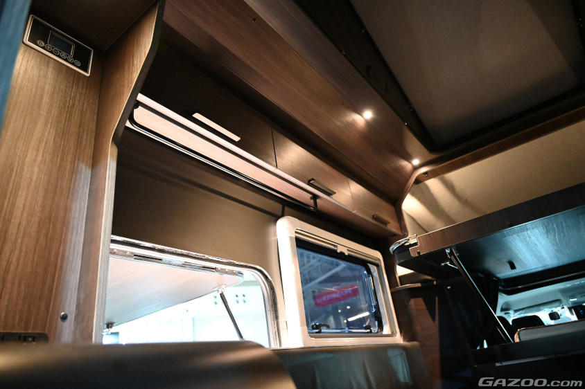 「BR75-B」の室内の上部には使いやすい収納も設置されてる