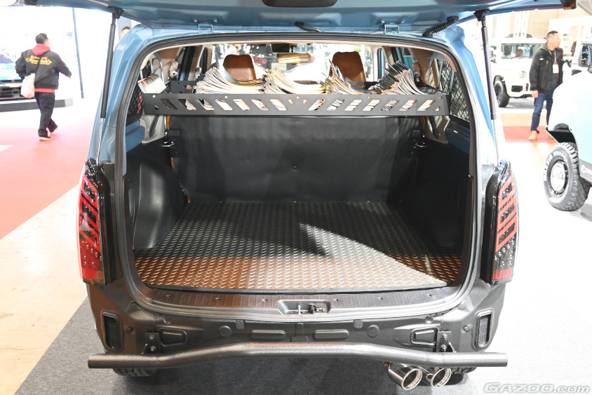 アウトクラスカーズ「AGEBOX OVERLAND STYLE」はラゲッジルームもアウトドアテイスト