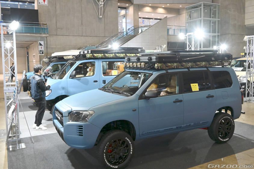 アウトクラスカーズの展示車両は同じブルーで統一され、多くの来場者が足を止めデモカーに見入っていた