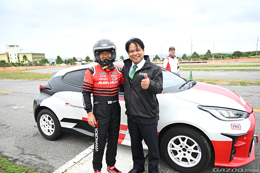 うるま市長杯2＆4レースin伊計島でうるま市の中村正人市長を乗せたデモラン