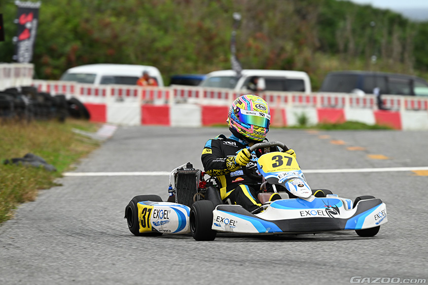レーシングカートを操る片岡龍也選手