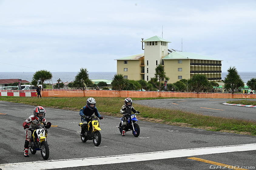 小さな子供たちがミニバイクを楽しんでおり、走りは本格的だ