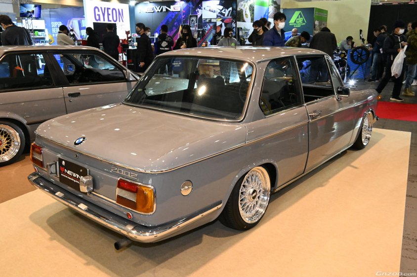 大阪オートメッセに出展されているレストアされたBMW2002
