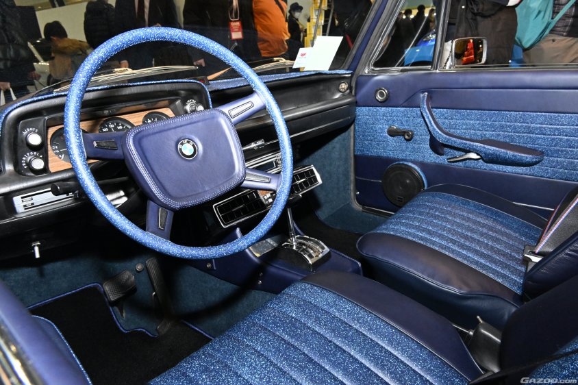 大阪オートメッセに出展されているレストアされたBMW2002