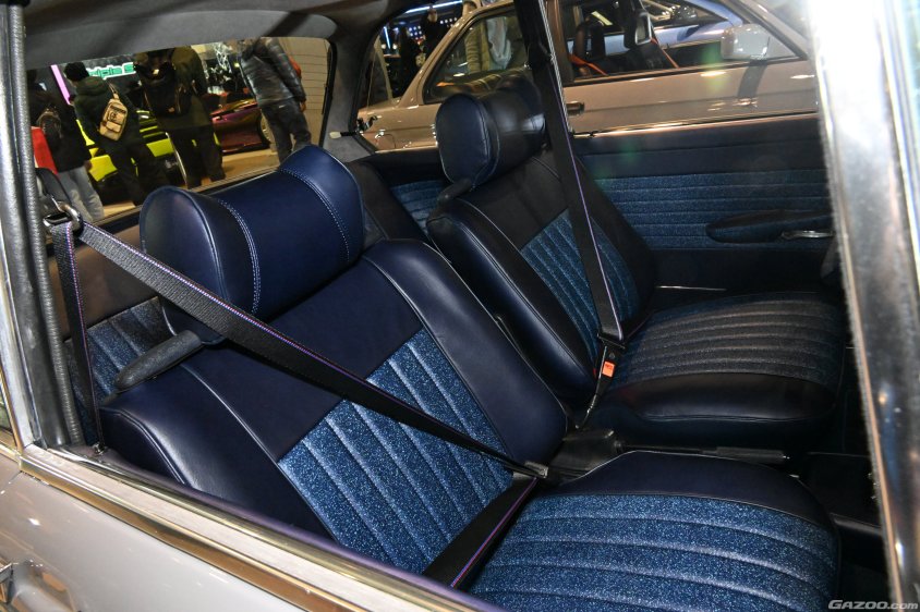 大阪オートメッセに出展されているレストアされたBMW2002