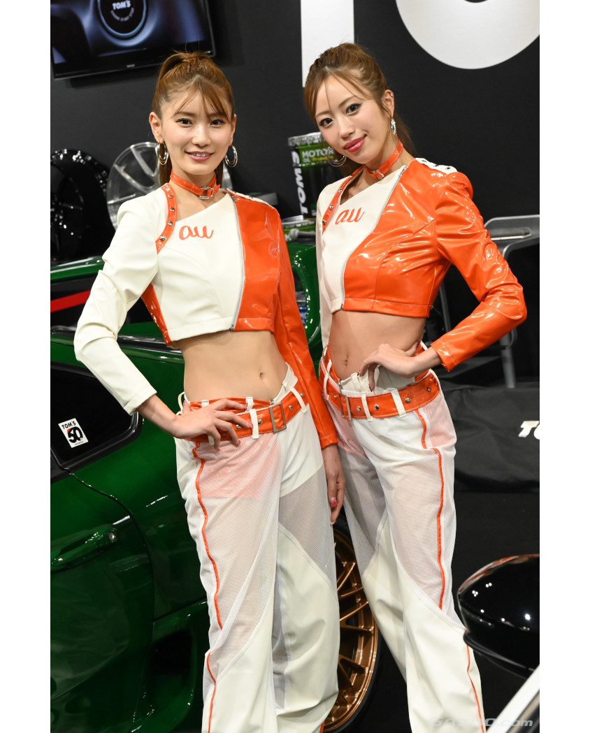 TOM'Sブースのコンパニオン　辻門アネラ（左）、央川かこ（右）@大阪オートメッセ2024