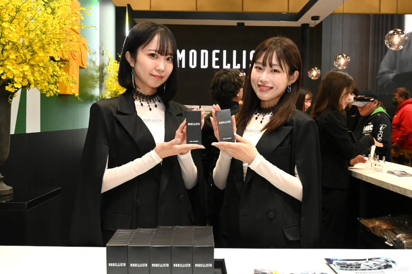 モデリスタブースのコンパニオン　根岸しおり（左）@大阪オートメッセ2024