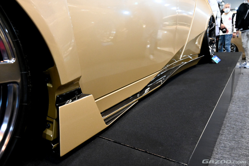 リア側が60プリウスの形状に沿うように反りあがるサイドディフューザー