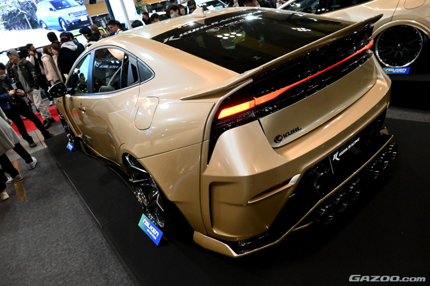 リアの迫力のワイドフェンダーは接着式