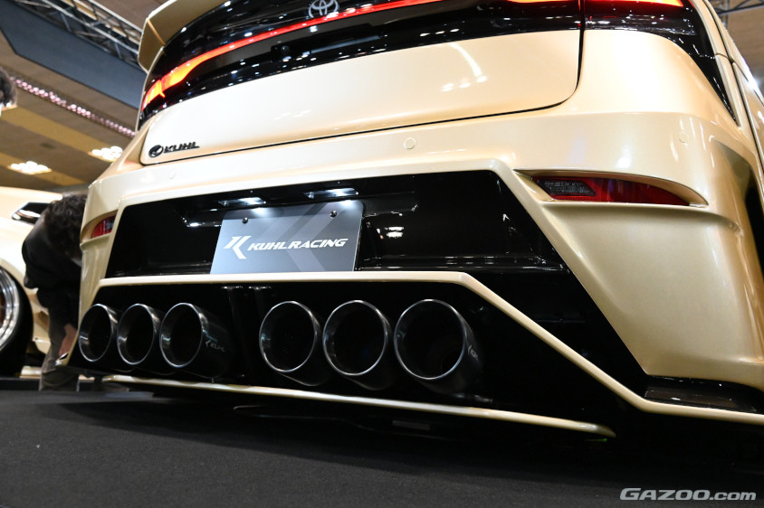 こだわり満載の6本出し仕様のマフラー