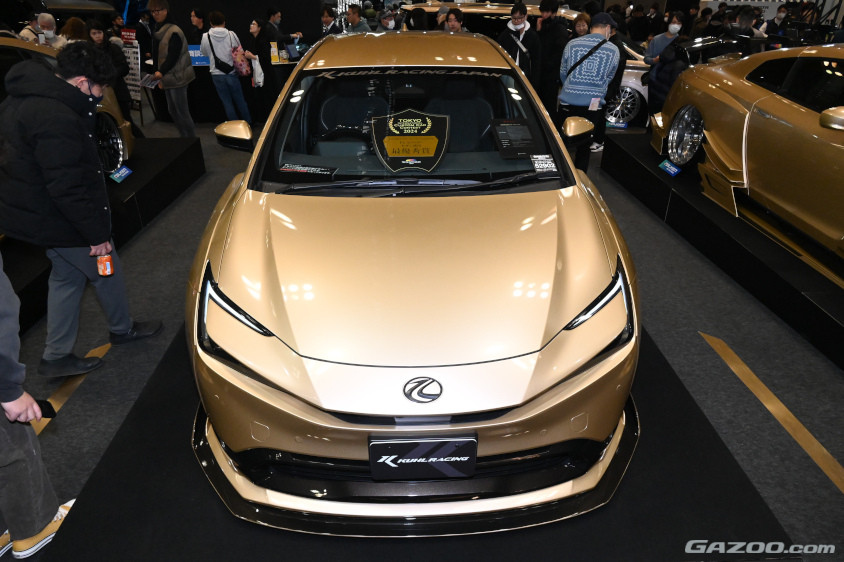 ヘッドライトの鋭さが増すようなデザインの「60R-GTW WIDE BODY」