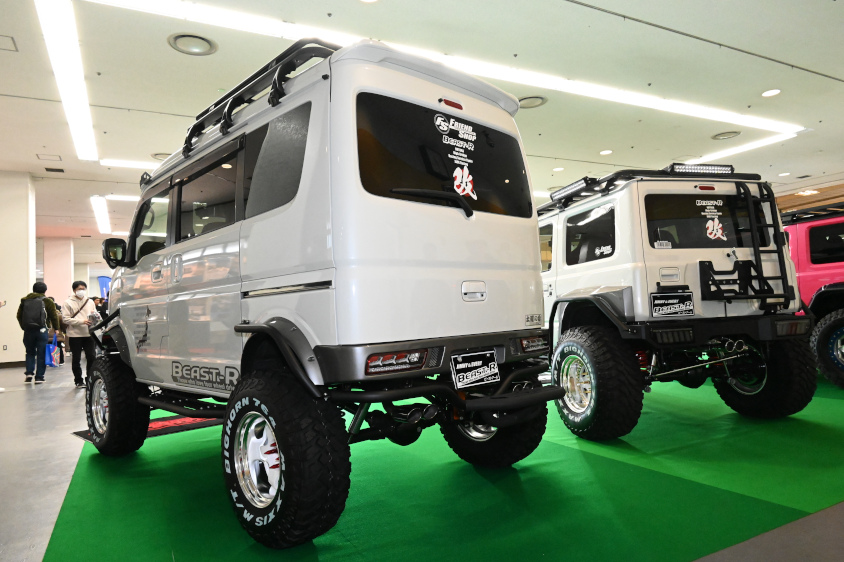 「オーバーレッドエブリィ デカアゲB17」のリフトアップ具合は隣のジムニーと比べても一目瞭然@大阪オートメッセ2024