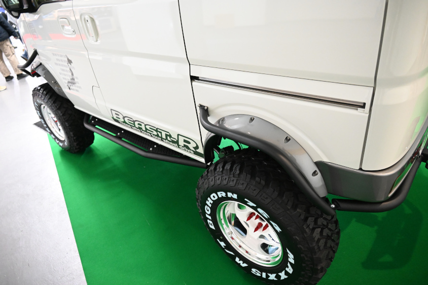 「オーバーレッドエブリィ デカアゲB17」のオリジナルのフェンダーやサイドステップ@大阪オートメッセ2024