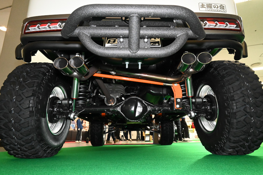 「オーバーレッドエブリィ デカアゲB17」のド迫力のリア周りとオリジナルの突入防止バンパー「type-W」@大阪オートメッセ2024