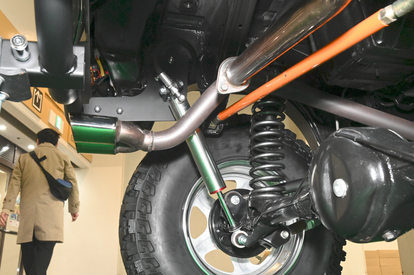 「オーバーレッドエブリィ デカアゲB17」のリアのショックは後方に角度をつけて取り付けられている@大阪オートメッセ2024