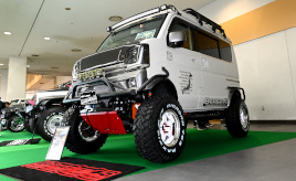 エブリィがハイエースを見下ろす!? 見た目も走行性能もこだわった10インチアップのモンスター･･･大阪オートメッセ2024