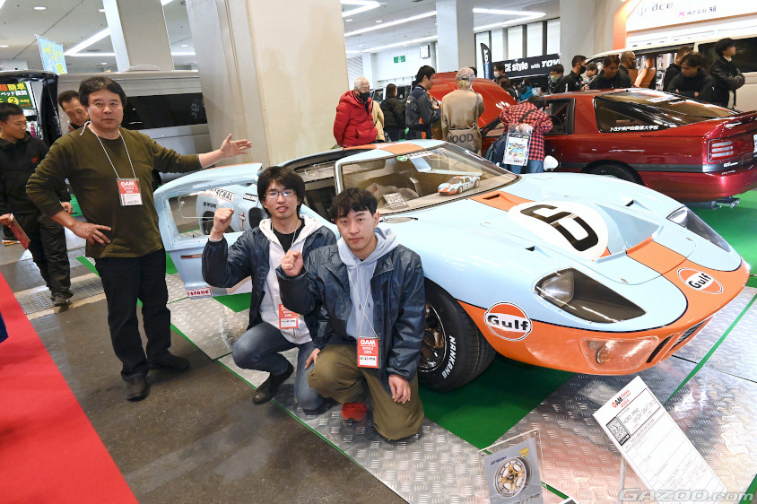 フォードGT40をモチーフに「HORD PP40」を製作した日本工科大学校の学生と講師の村手智一氏