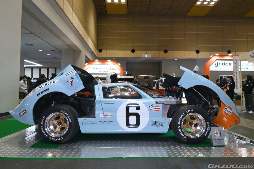 フロントとテールのボディパネルを開けた状態の「HORD PP40」