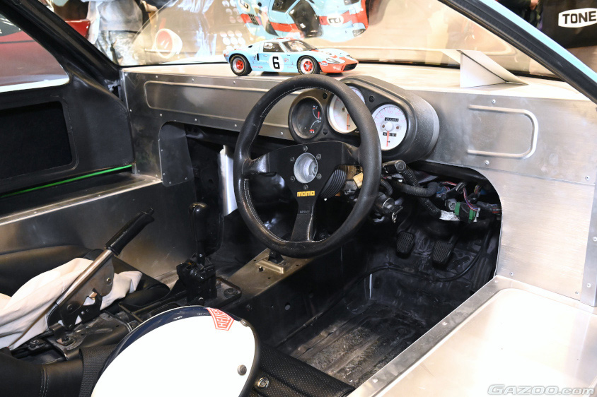 「HORD PP40」の鉄板を生かしたストレートでスパルタンなインテリア