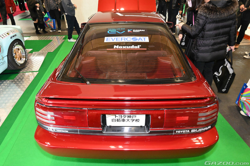 ガラスもレストアでしっかりと透き通っていてキレイ@大阪オートメッセ2024