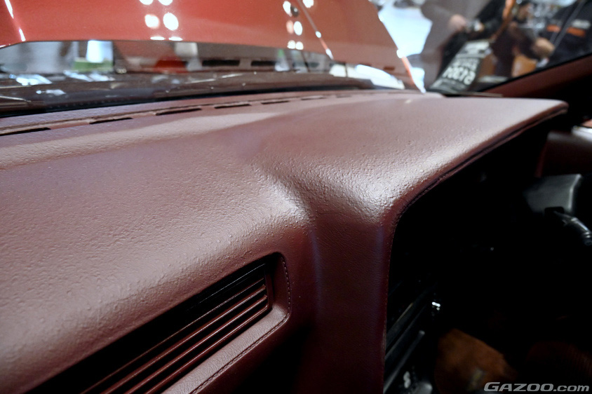 バキバキに割れていたダッシュボードも、でこぼこを削り発泡ウレタンやパテで見事に修復