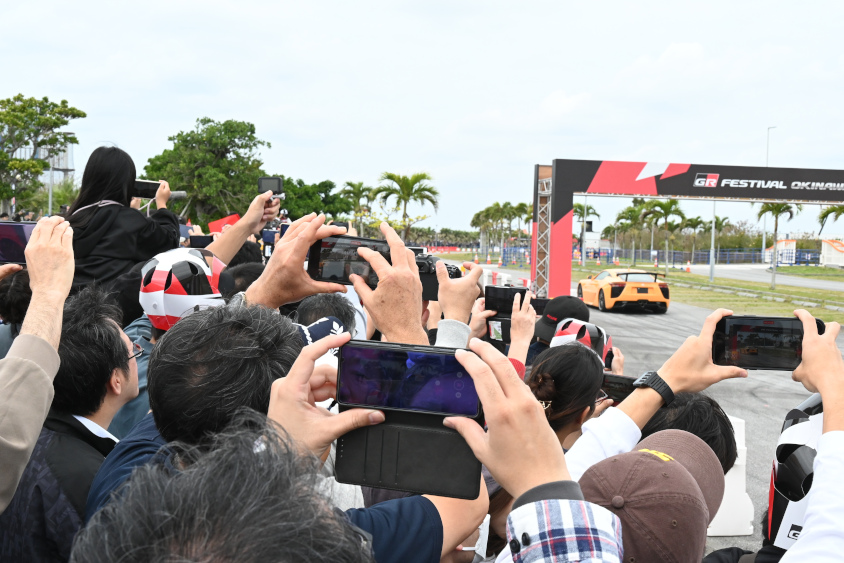 GRフェスティバル沖縄でLFAのデモランのスタートを見守る観客