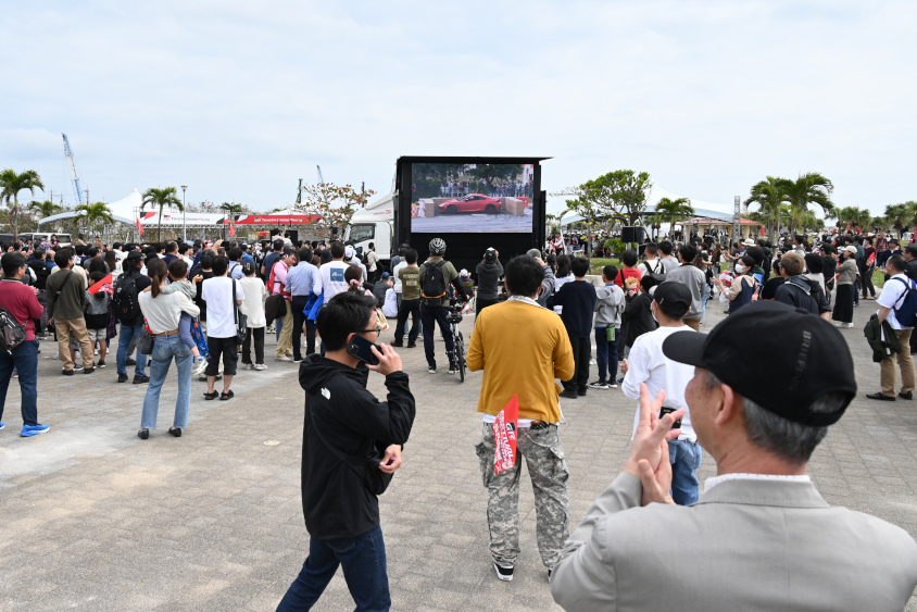GRフェスティバル沖縄ではデモランを中継するビジョンカーも出動