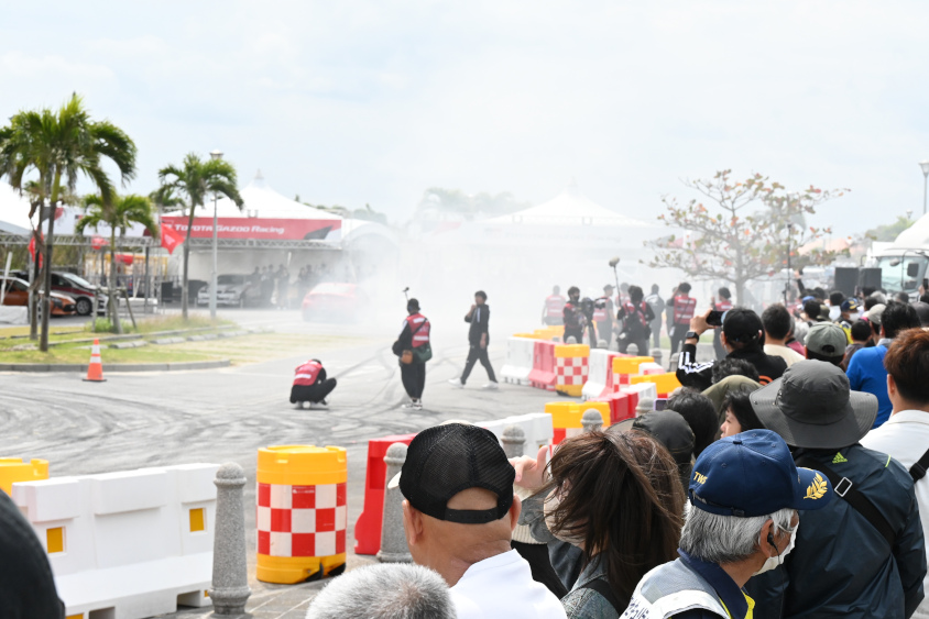 GRフェスティバル沖縄でタイヤスモークに覆われる会場