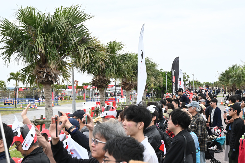 GRフェスティバル沖縄の人だかり