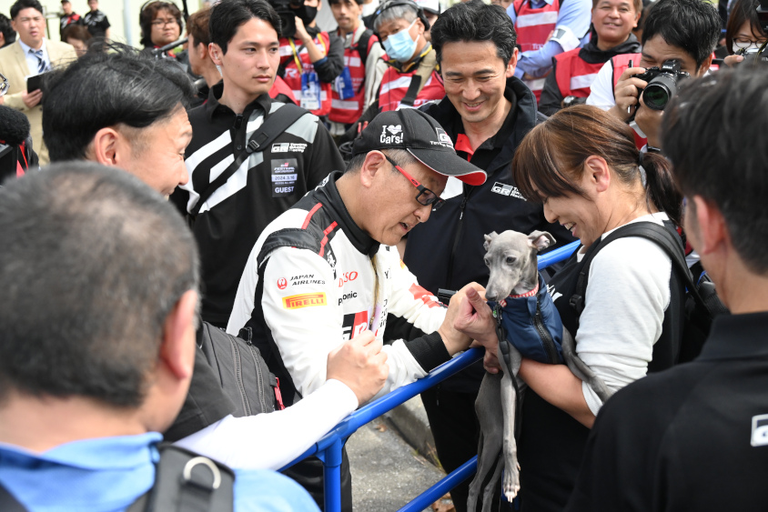 GRフェスティバル沖縄でサインにも気軽に応じるモリゾウ選手