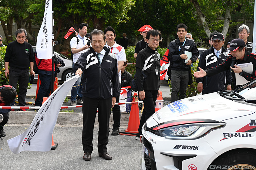TGRラリーチャレンジ沖縄 セレモニアスタート会場の沖縄市コザ運動公園でスタートの合図をする沖縄市 桑江市長