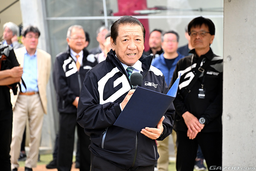 TGRラリーチャレンジ沖縄の開会式で挨拶する沖縄市 桑江市長