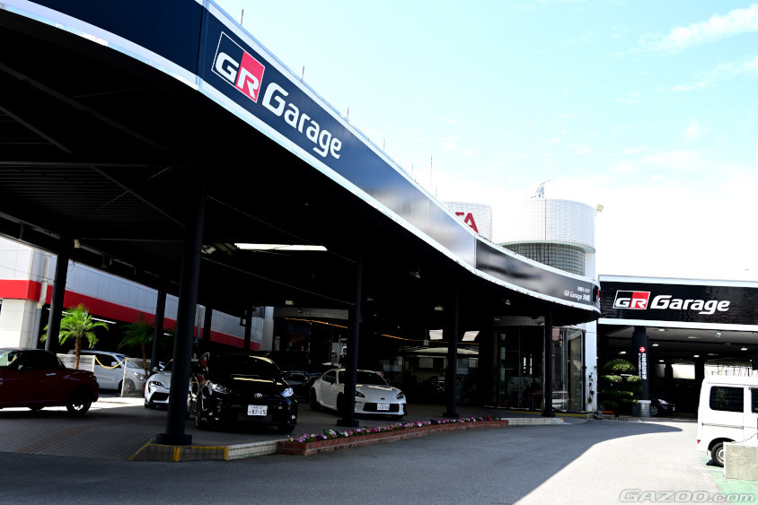 GR Garage 沖縄の看板を前面に押し出したトヨタウン港川店