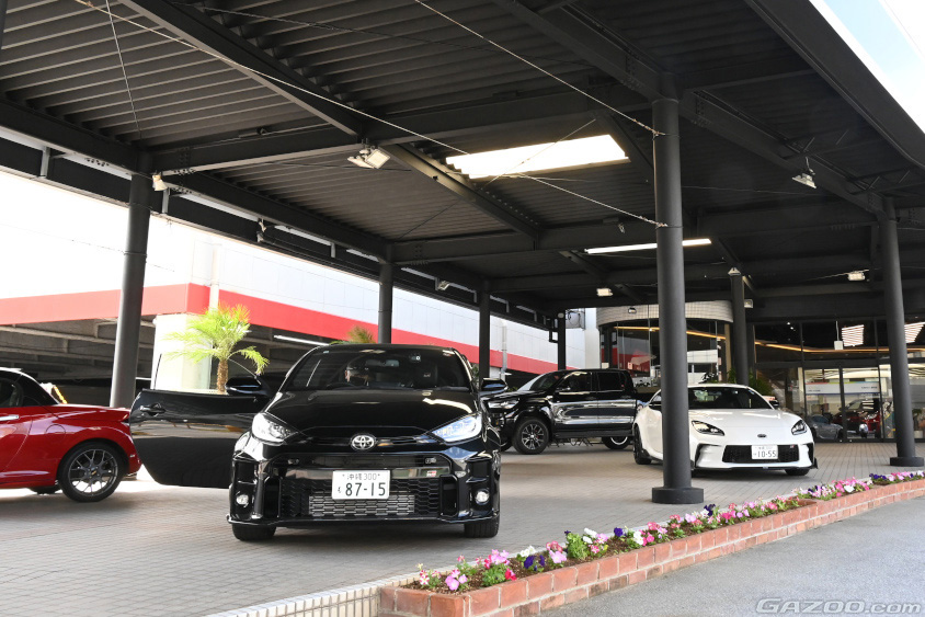 店舗の軒先には多くのスポーツカーなどの試乗車が展示されているGR Garage 沖縄