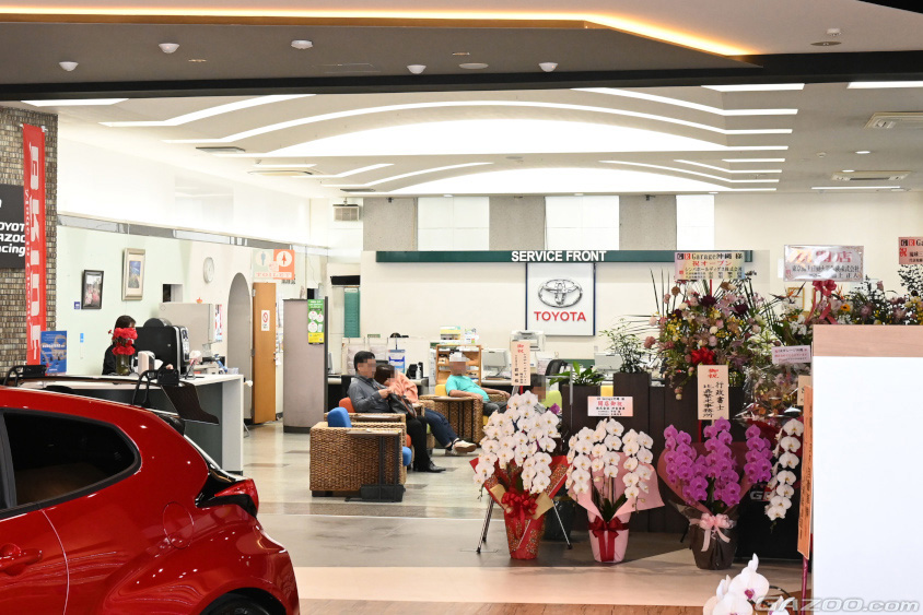 GR Garage 沖縄はトヨタウン港川店と店舗をシェア