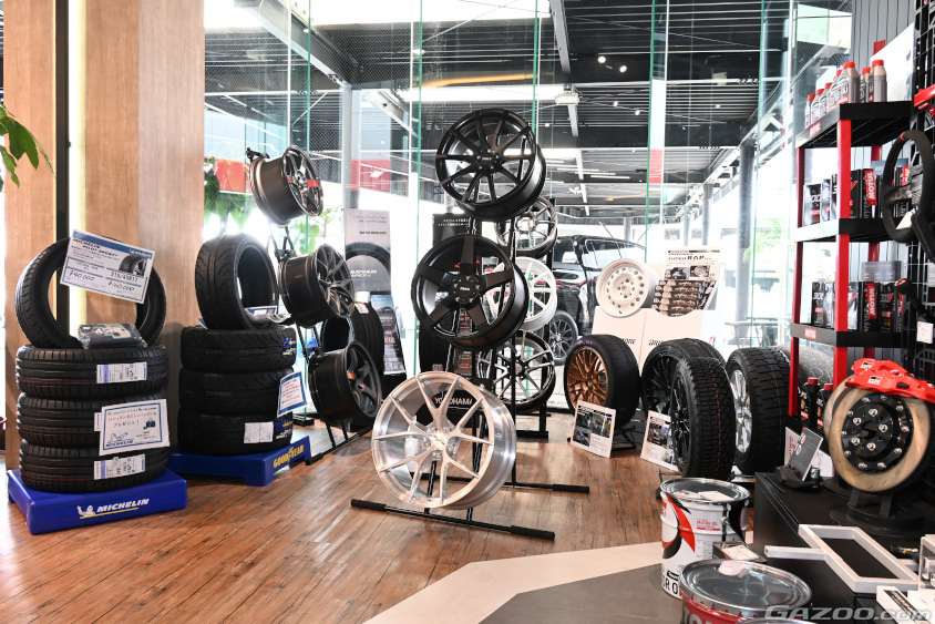 GR Garage 沖縄ではホイールやタイヤの展示も行われている