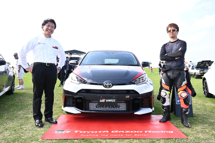 GR Garage 沖縄の運天大介店長とお客様の仲里悠之介さん