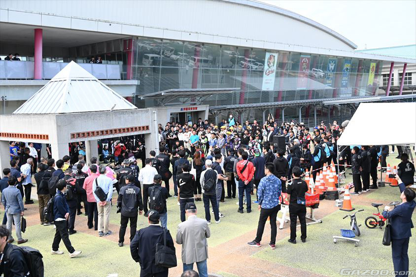 ラリチャレ沖縄の開会式とブリーフィングの様子