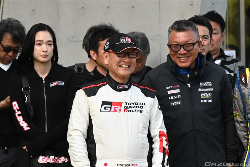 モリゾウ選手や小倉康宏選手もリラックスした表情を見せる