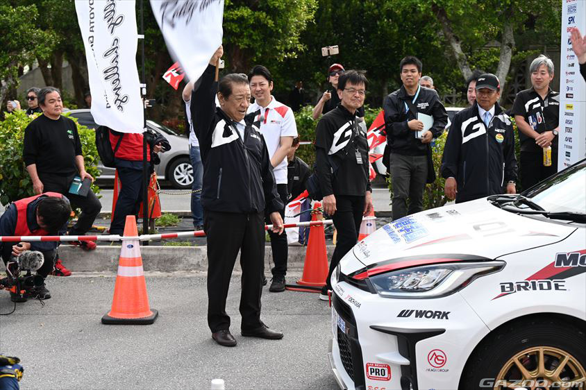 沖縄市の桑江朝千夫市長もスタートフラッグを振り選手を送り出す