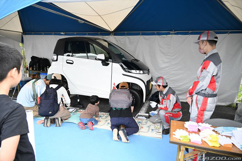 沖縄トヨタのブースではメカニック体験も