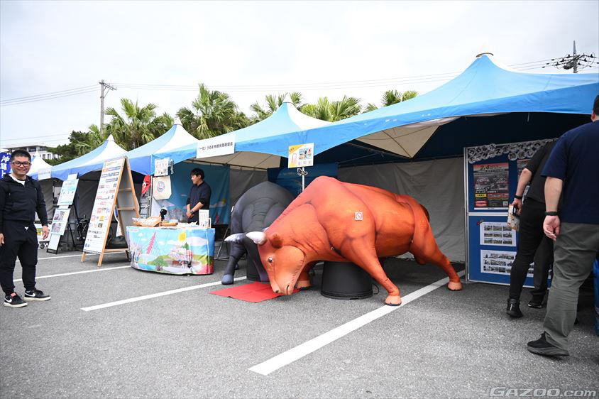 うるま市のPRブースには名物の闘牛のオブジェも（TOYOTA GAZOO Racing PARK沖縄）