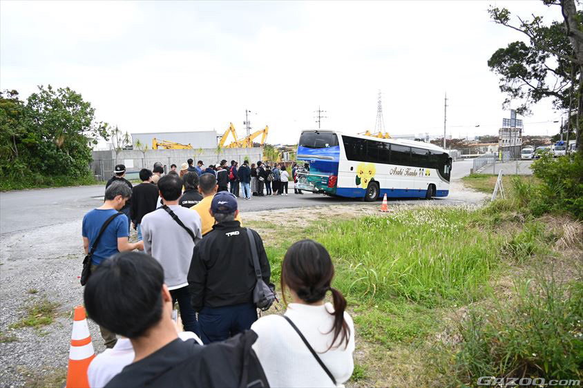 会場へのピストンのバスを待つ長い列（TOYOTA GAZOO Racing PARK沖縄）